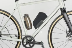 Fidlock TWIST Essential Bag + Bike Base Set - M Schwarz 24 Fidlock TWIST Essential Bag + Bike Base Set - M Schwarz -Fahrradzubehör 09661 BLK fidlock twist essentialbag bike downtube bottle