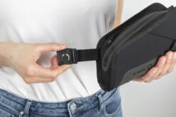 Fidlock TWIST Essential Bag + Bike Base Set - M Schwarz 29 Fidlock TWIST Essential Bag + Bike Base Set - M Schwarz -Fahrradzubehör 09661 BLK fidlock twist essentialbag buckleend